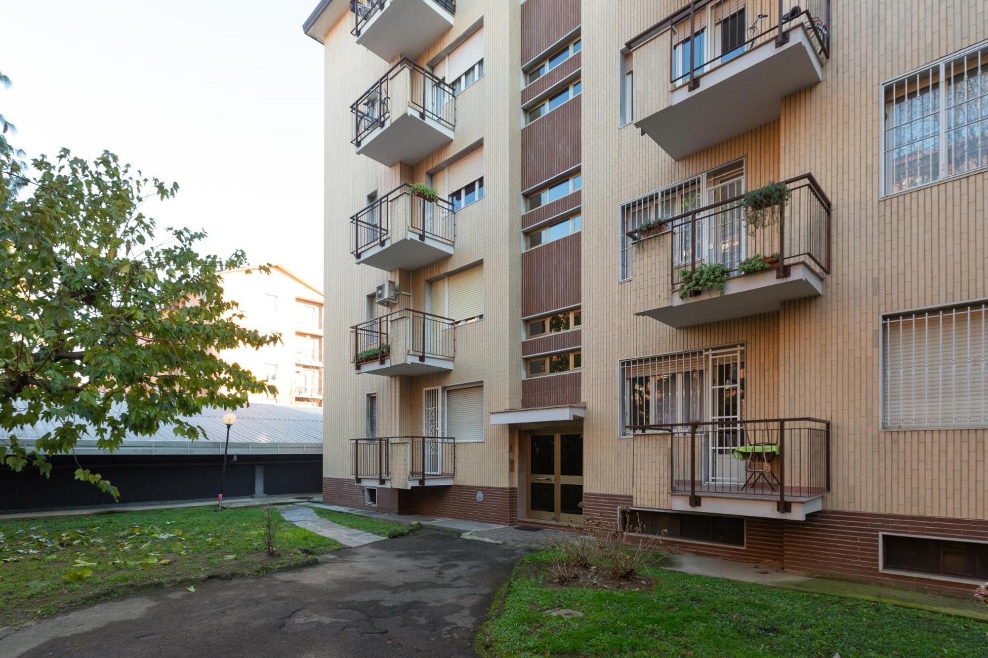 Milan-Linate Apartment With Balcony Exterior photo